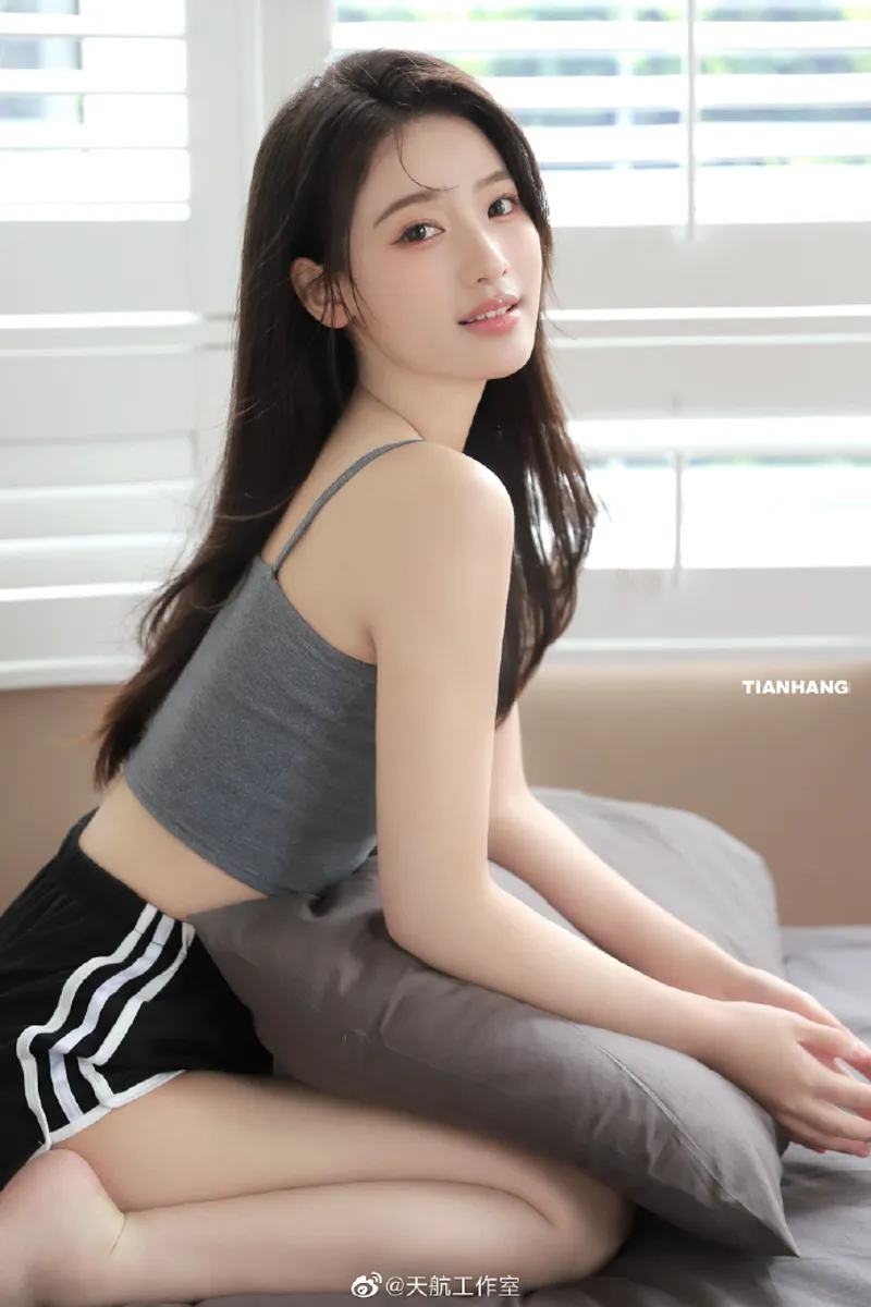 美女1314高清写真图集：清新人像壁纸游戏最新版本介绍 截图1