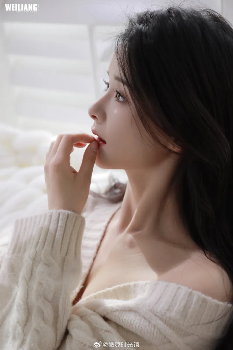 一小孩子喂妈妈吃困吧夜晚餐桌温情瞬间试玩评测下载