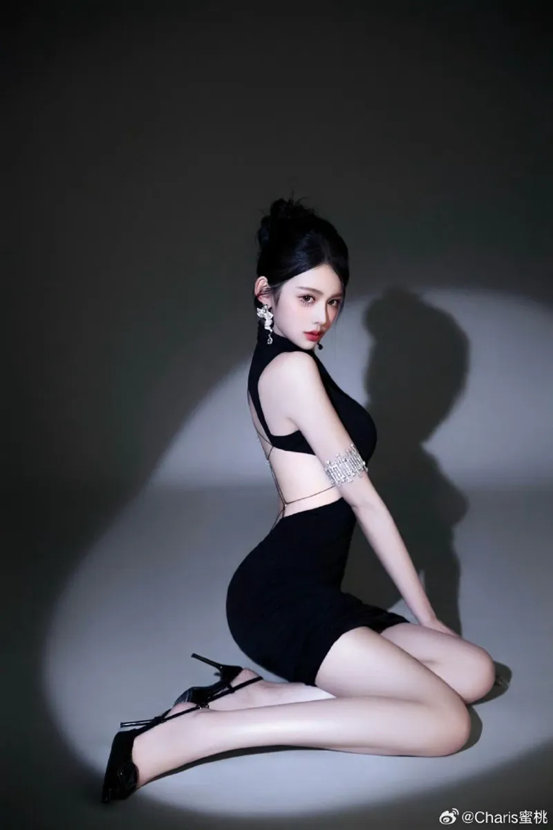 免费西西里人体艺术：光影中的古典之美攻略